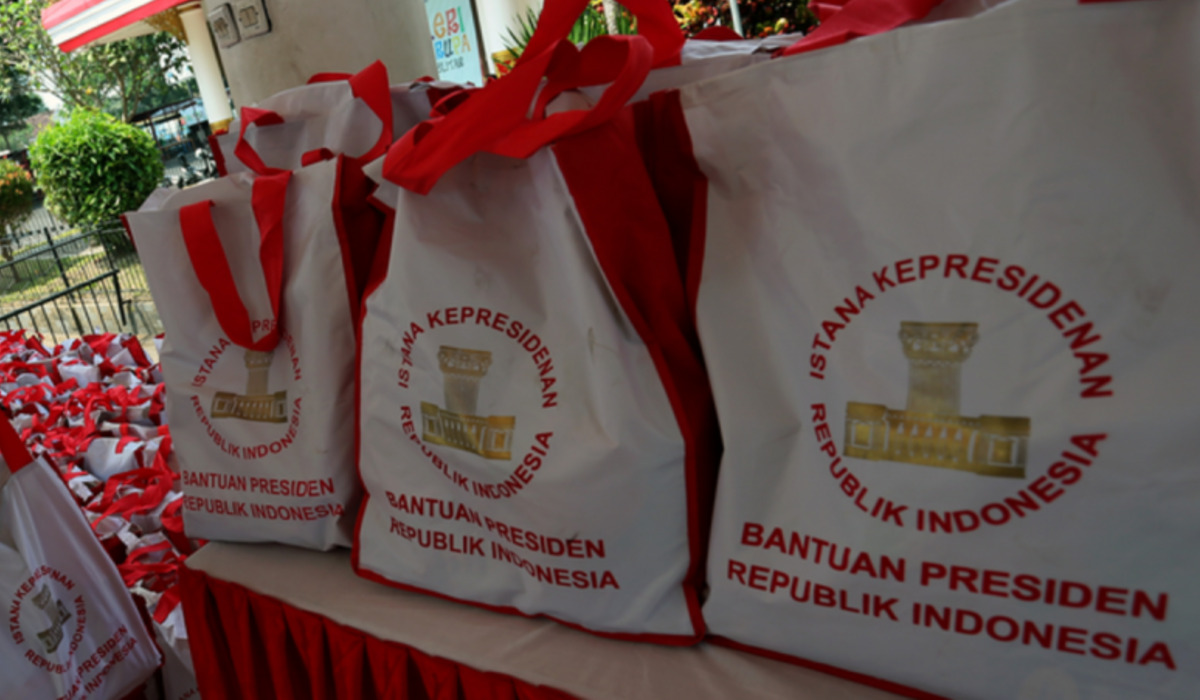 Jajaran tas berisi bansos presiden.