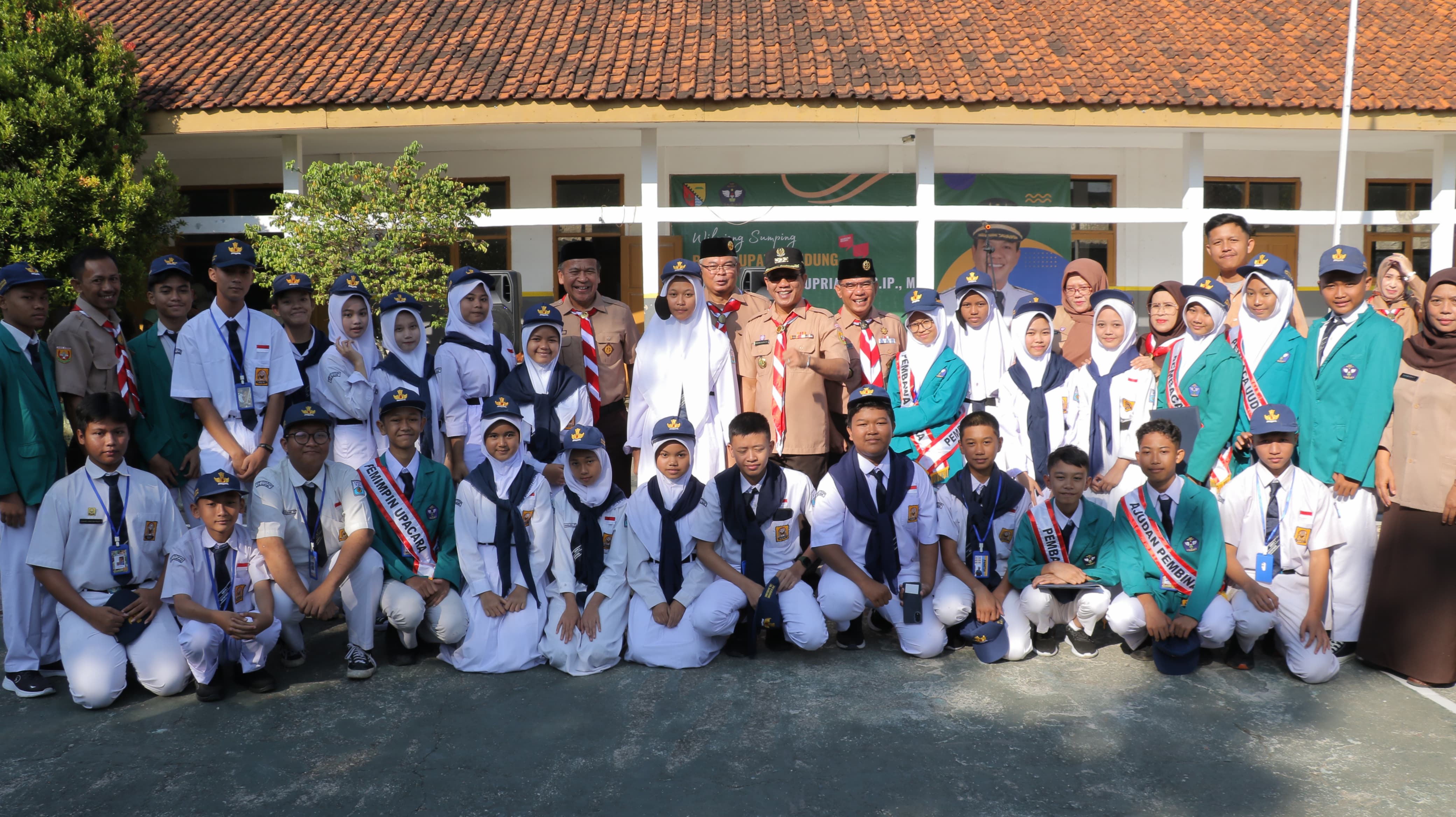 Bupati Bandung Dadang Supriatna bersama para siswa baru SMP.  