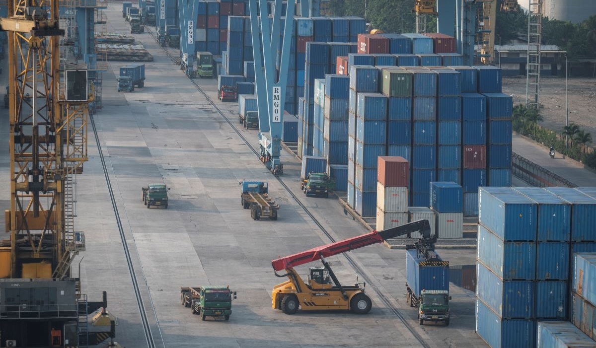 Suasana bongkar muat peti kemas di Pelabuhan Jakarta International Container Terminal (JICT), Tanjung Priok, Jakarta, Senin (15/7/2024).