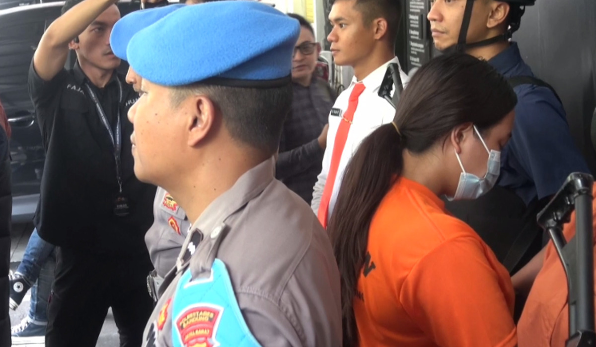 RV, selebgram adal bandung (kanan) ditangkap karena promosikan situs judi online.