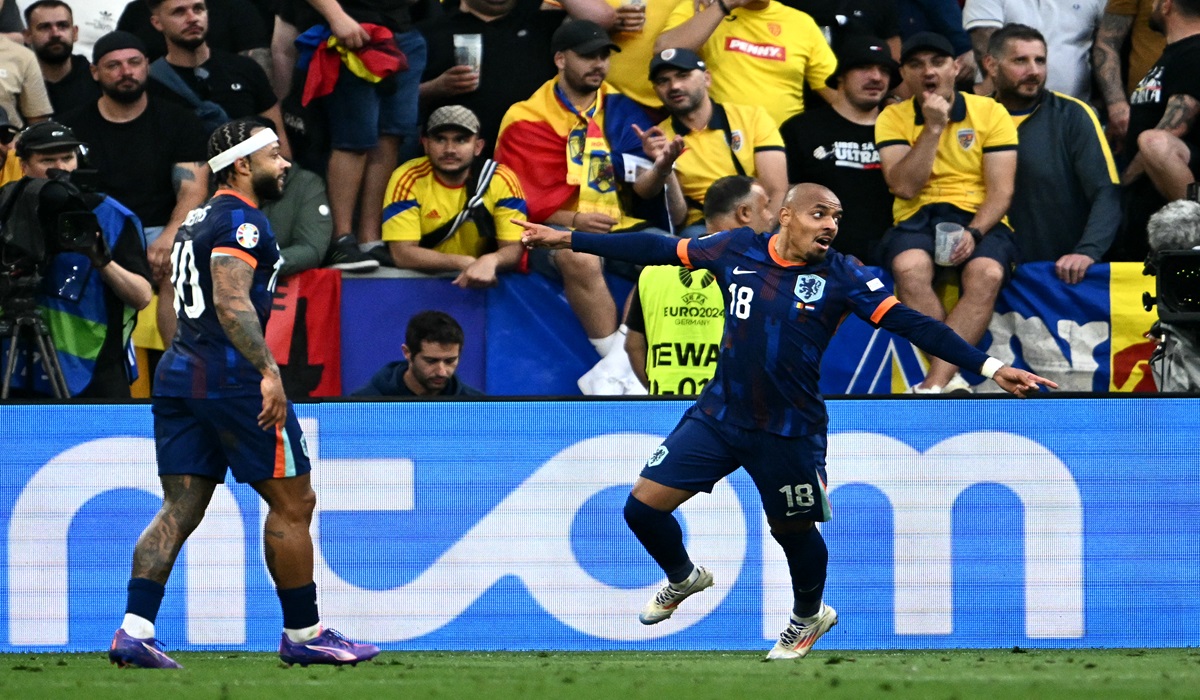 Penyerang Belanda Donyell Malen melakukan selebrasi usai mencetak gol ke gawang Rumania di laga 16 besar Euro 2024