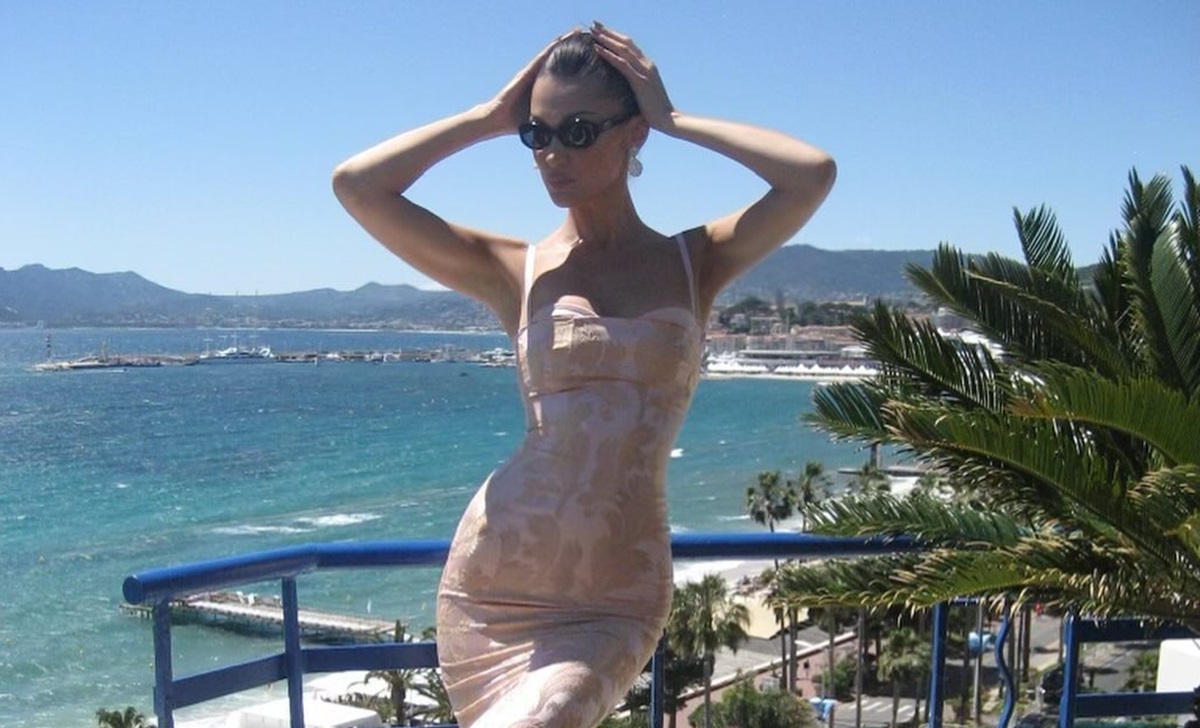 Adidas telah menarik gambar model Bella Hadid dari iklan yang mempromosikan sepatu olahraga SL72 