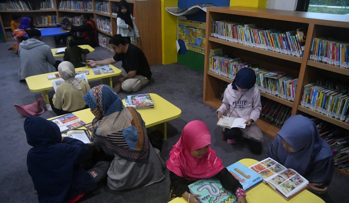 Pengunjung membaca buku di Perpustakaan dan Galeri Kota Bogor, Jawa Barat.
