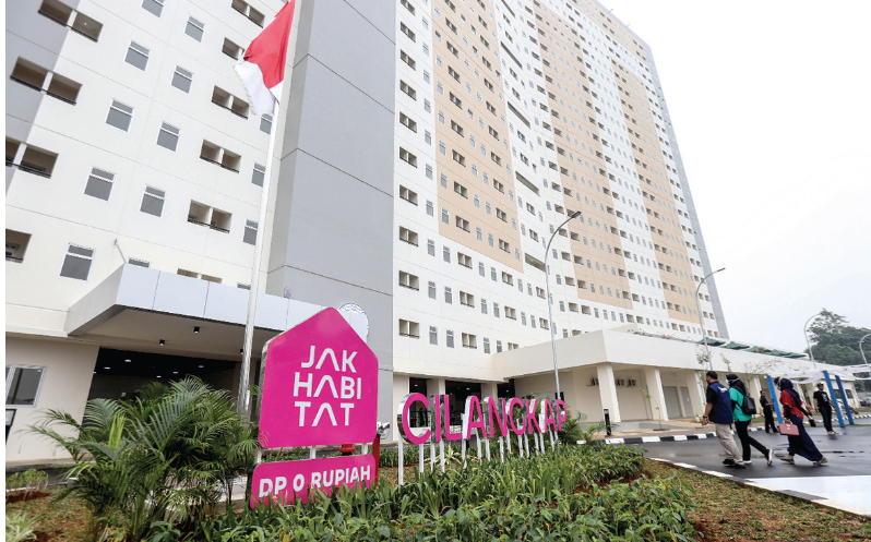 Sejumlah pengunjung berjalan memasuki kawasan rumah DP nol rupiah di Cilangkap, Jakarta Timur, Kamis (8/9/2022)