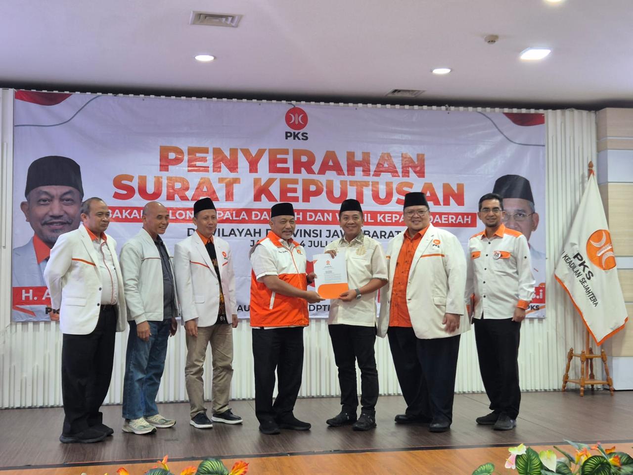DPP PKS menyerahkan surat dukungan kepada  Aep Syaepuloh sebagai calon Bupati Karawang.