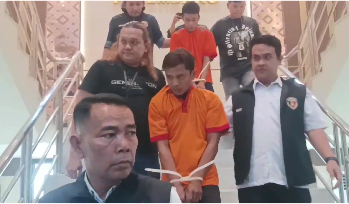 Polisi membawa dua pelaku pembunuhan.