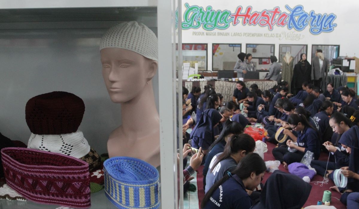 Warga binaan membuat peci rajut di ruang kerajinan Lapas Perempuan Kelas IIA, Sukun, Malang, Jawa Timur, Selasa (19/3/2024).