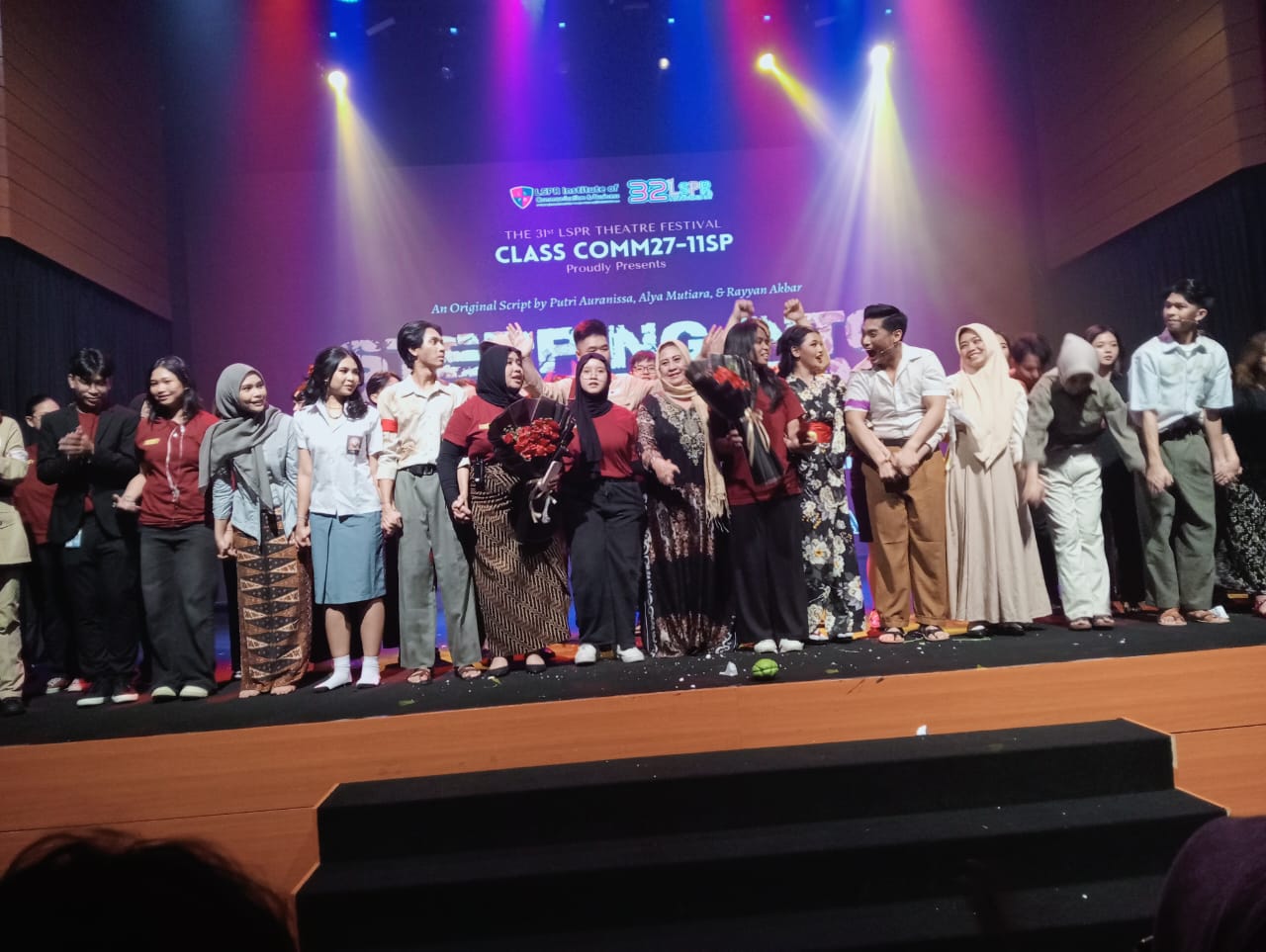 Penutupan pertunjukan teater “Stepping into History