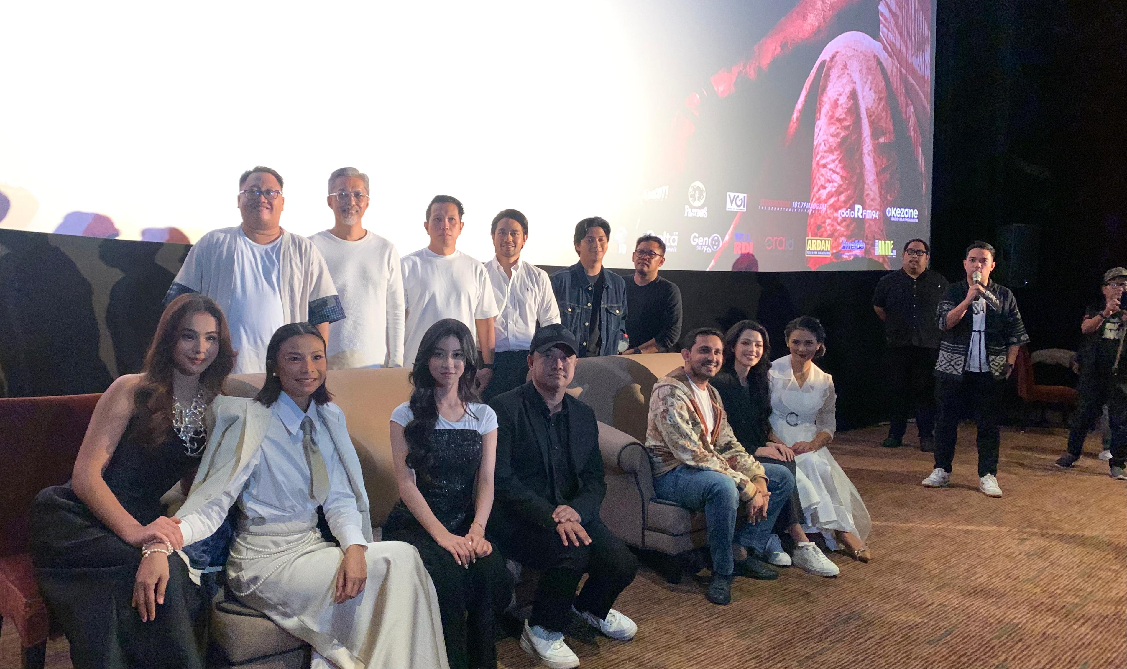 Para pemain, sutradara, dan kru film Pusaka