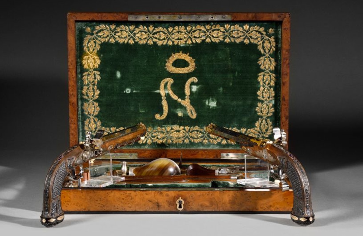 Dua pistol berhias indah yang pernah disiapkan untuk bunuh diri Napoleon Bonaparte telah terjual di Prancis seharga €1,69 juta