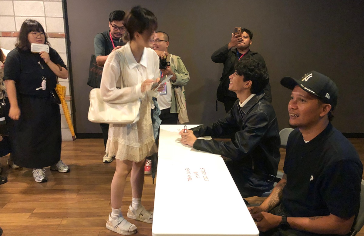 Devano Danendra dan Sudharta Tata dalam sesi Jumpa Penggemar di BIFAN 2024. Senin (8/6).