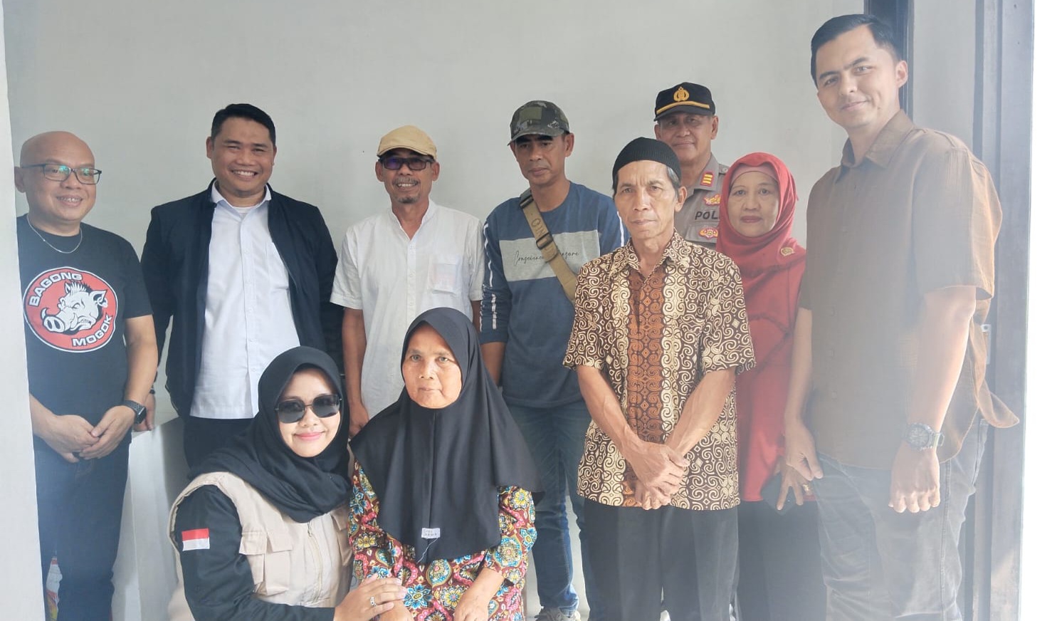 Komunitas Bagong Mogok menyerahkan bantuan kepada keluarga Sumarni di Cianjur. 