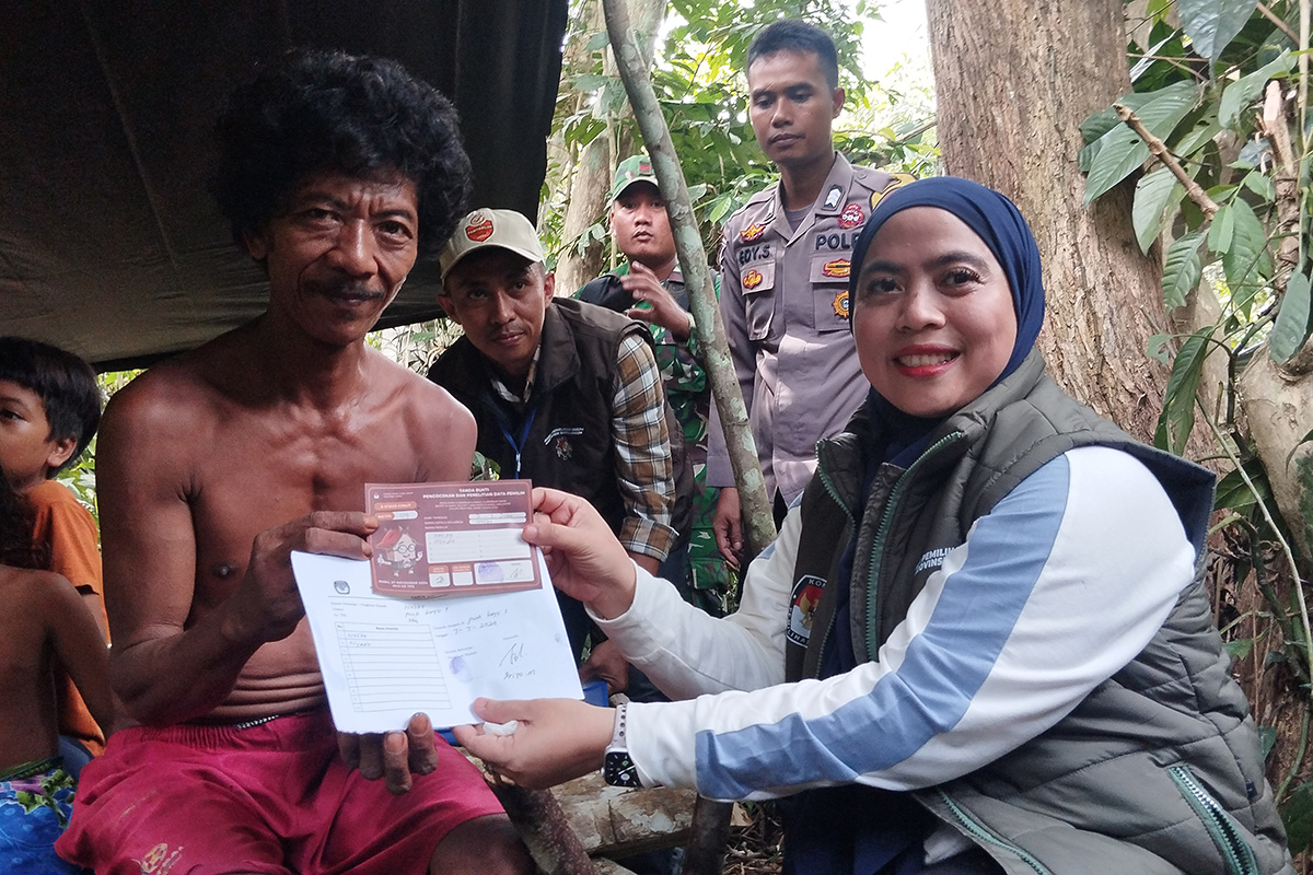 KPU melakukan pencocokan dan penelitian (coklit) untuk keperluan data pemilih di Suku Anak Dalam.