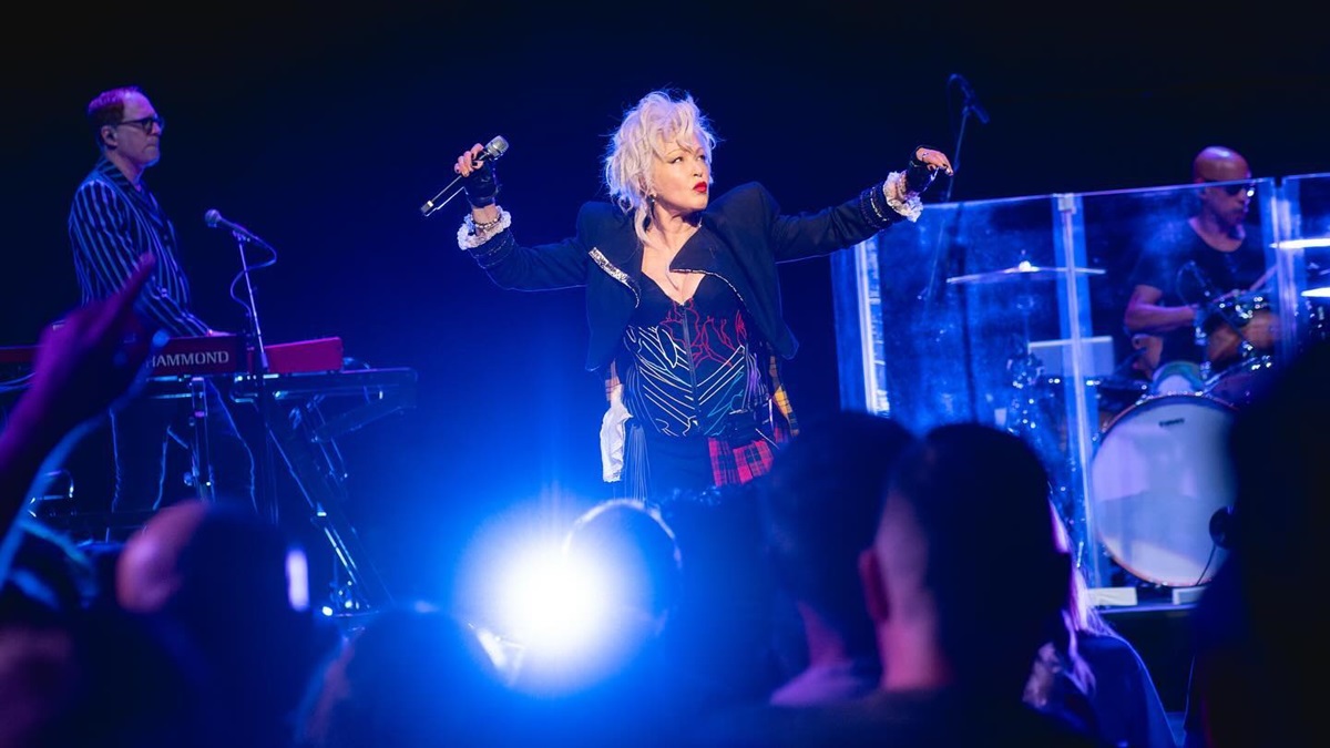 Cyndi Lauper Kritik Kepemimpinan Donald Trump