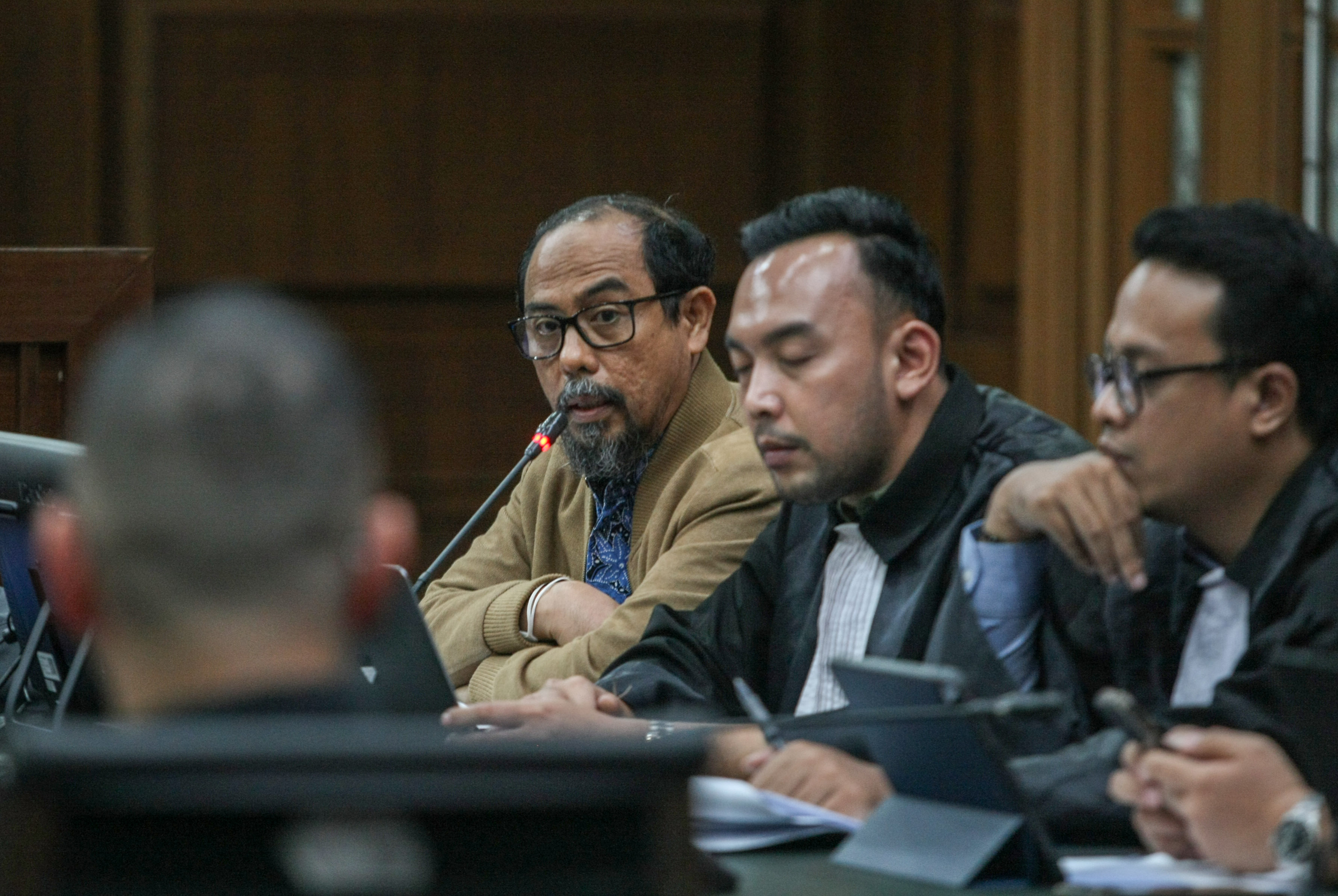 Terdakwa Hakim Agung nonaktif Gazalba Saleh (kiri) menyimak keterangan saksi dalam sidang kasus gratifikasi dan tindak pidana