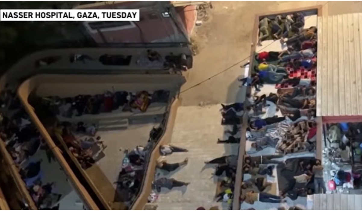 Warga Palestina berlindung di rumah sakit Khan Younis.