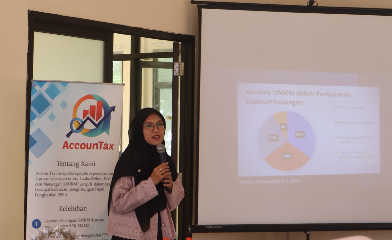 Ketua Tim PkM Universitas Trilogi, Nurul Aisyah Rachmawati saat memberikan pelatihan literasi digital