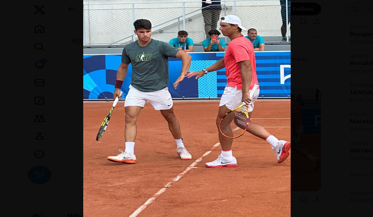 Petenis Spanyol Carlos Alcaraz (kiri) dan Rafael Nadal berlatih menjelang Olimpiade Paris 2024