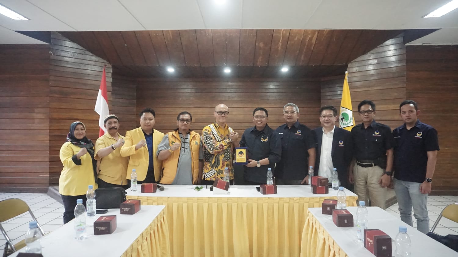 Pengurus Partai NasDem dan Partai Golkar Kota Bandung menggelar silaturahmi jelang pilkada 2024. 