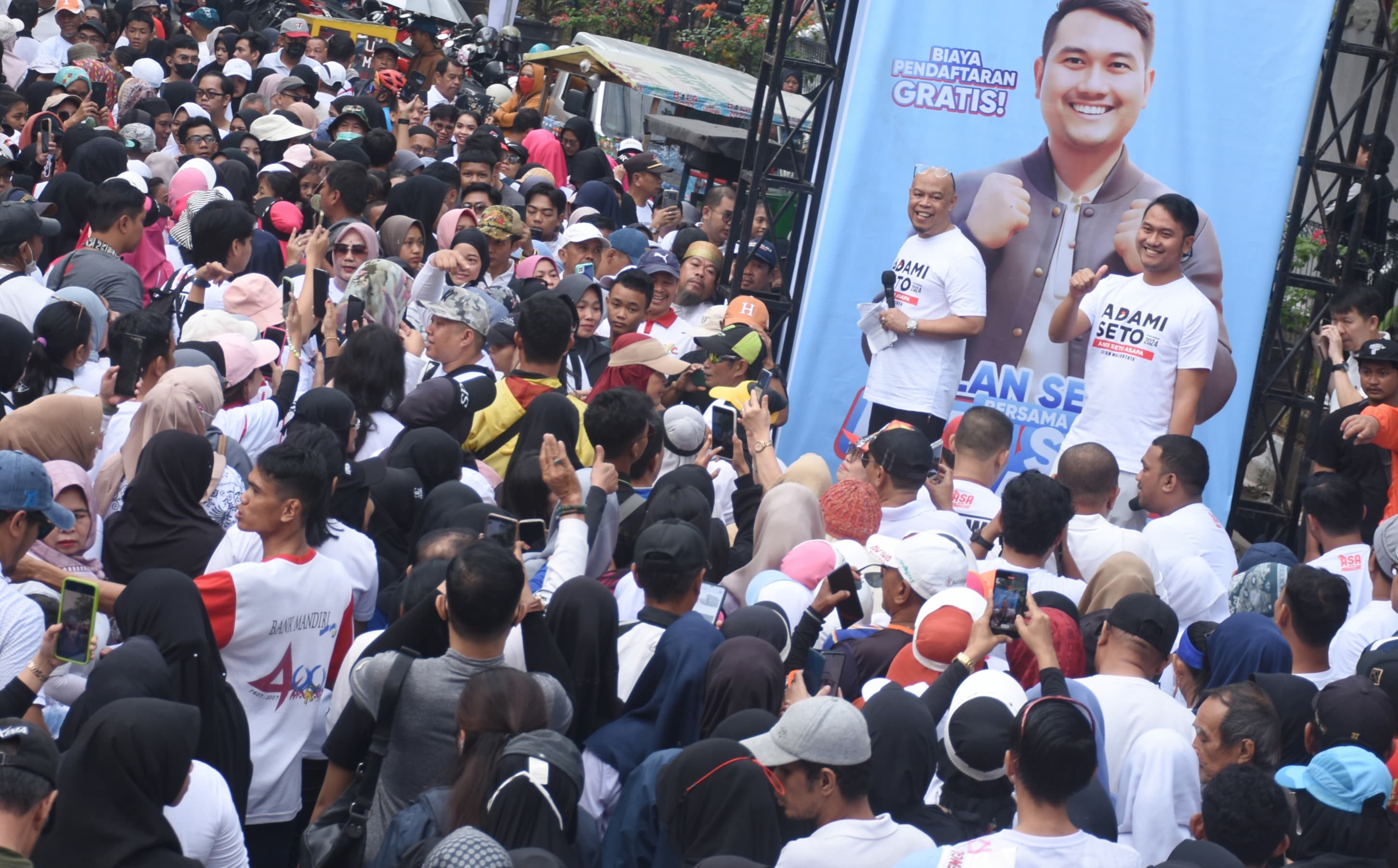 Andi Seto menyapa warga saat Jalan Sehat bersama warga Kota Makassar,