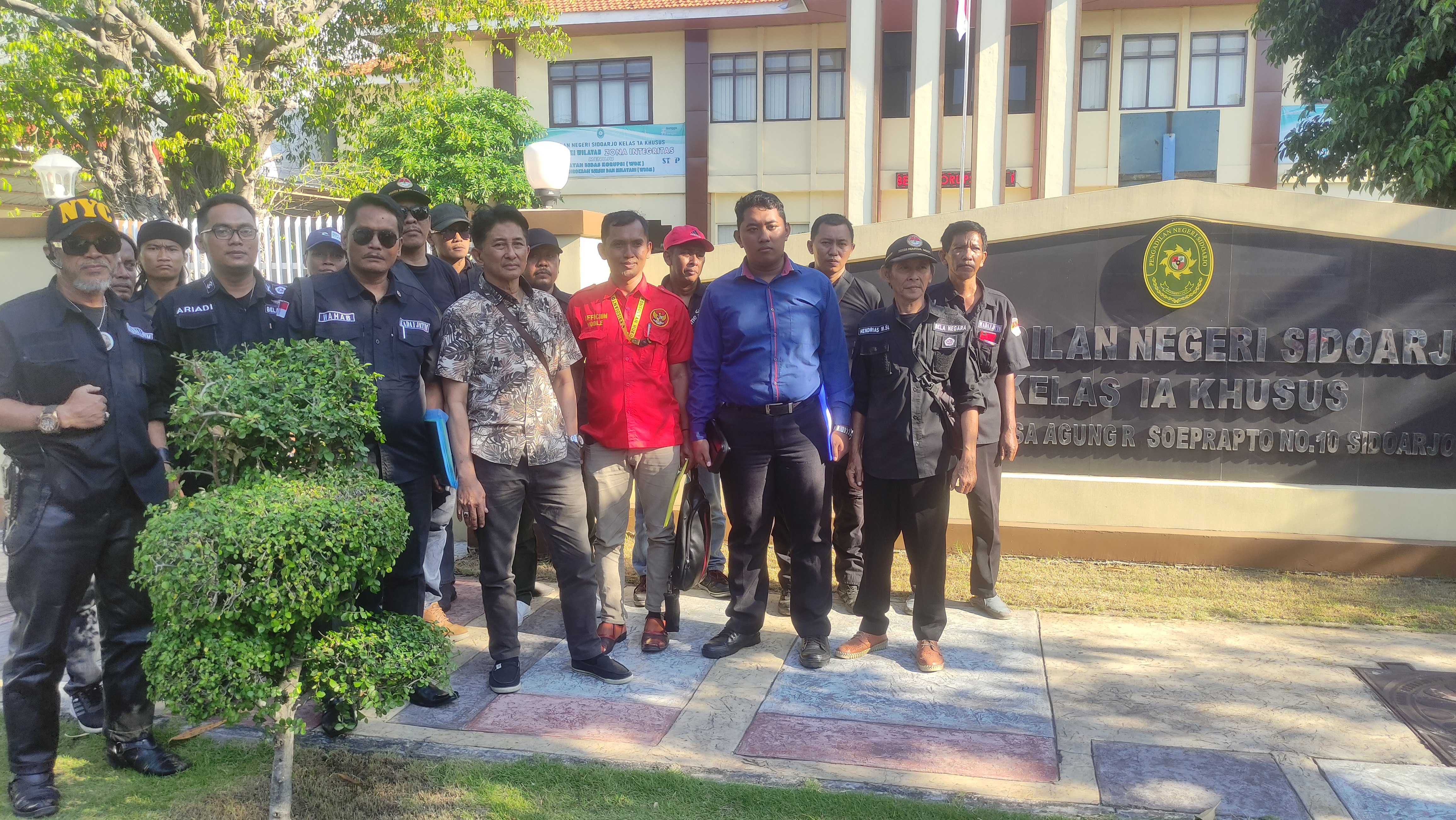 Petugas di Kejaksaan Negeri Sidoarjo, Jawa Timur.