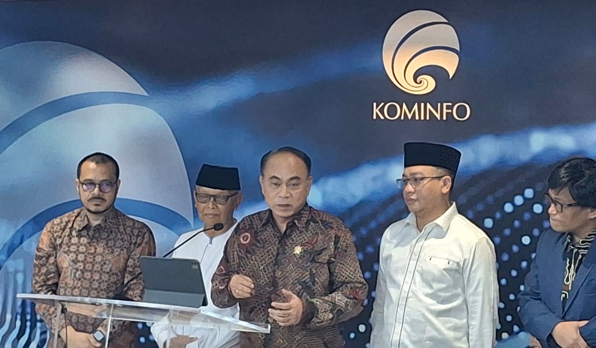 Menkominfo Budi Arie Setiadi (tengah)