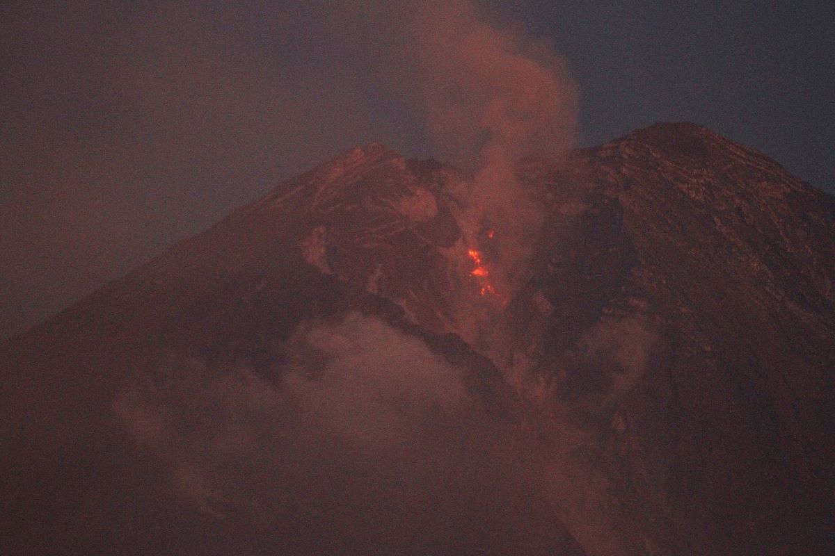 Gunung Semeru mengalami erupsi.