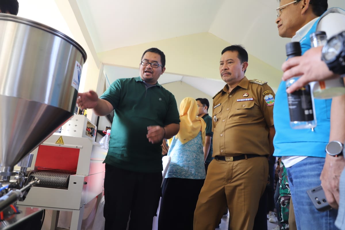 Penjabat Bupati Garut Barnas Adjidin (tengah) menyatakan Garut bermasalah dengan tingginya perkawinan anak.
