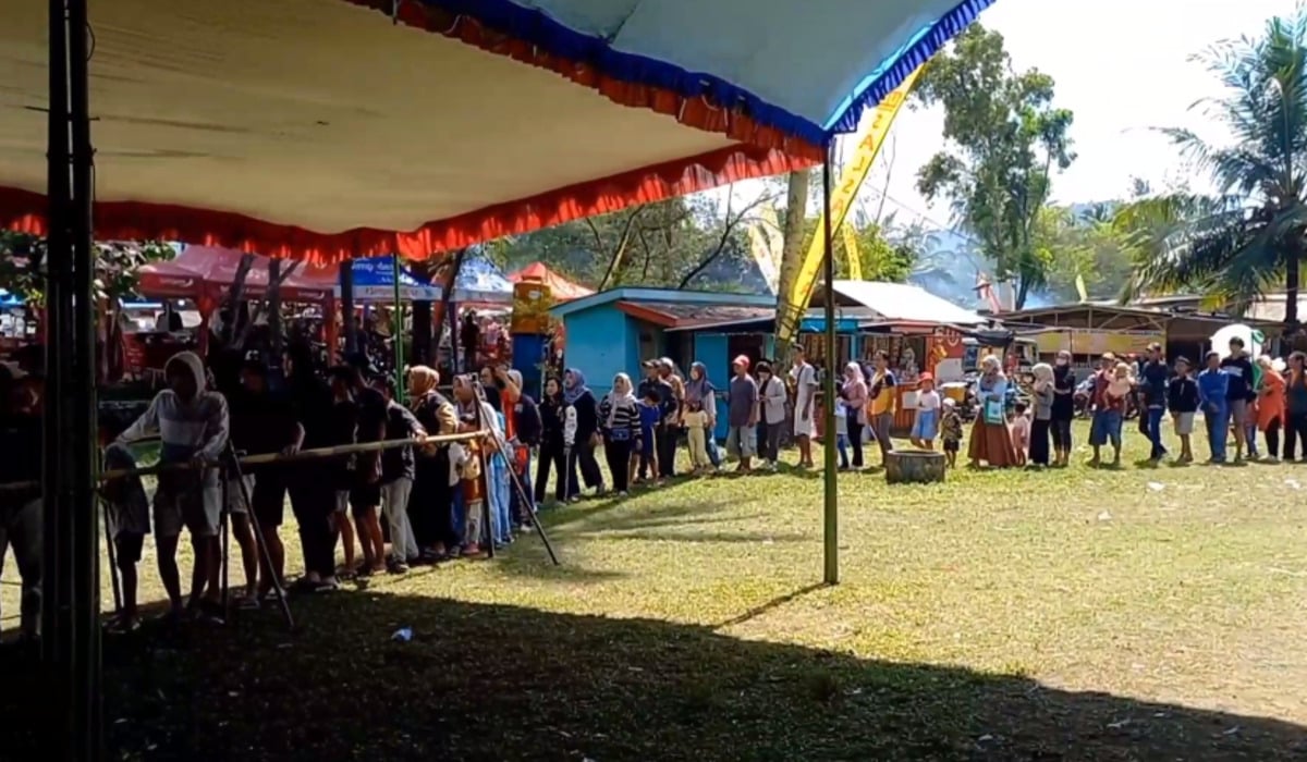 Warga Serbu Pesta Ikan Bakar Gratis di Festival Nelayan Trenggalek