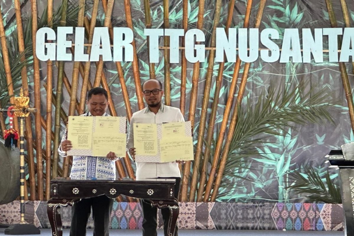 Penandatanganan kerja sama antara BPJS Ketenagakerjaan dan Kemendes PDTT.