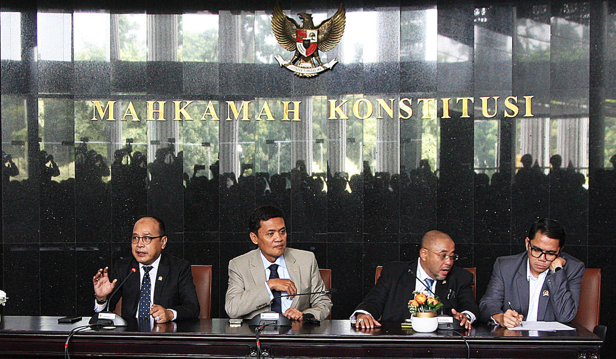 Wakil Ketua Komisi III DPR Habiburokhman (kiri)