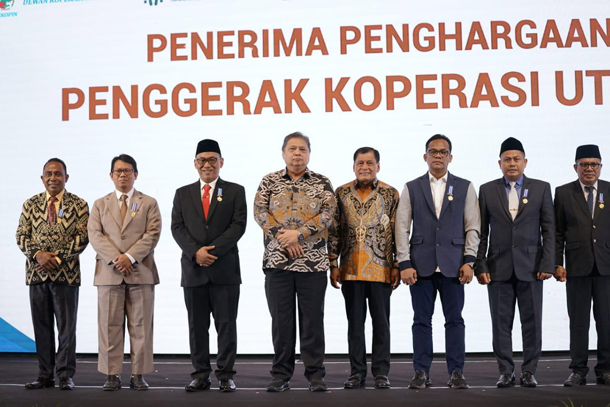 Pemberian penghargaan di acara peringatan Hari Koperasi Nasional (Harkopnas) ke- 77.