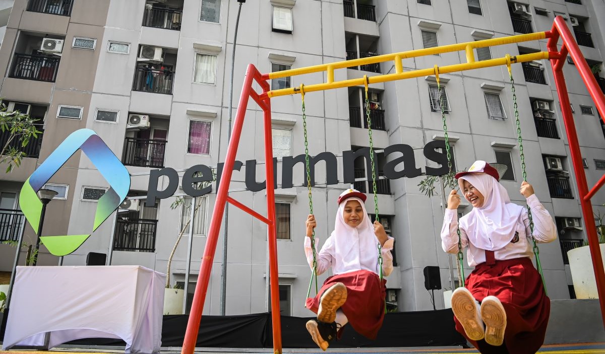 Dua anak bermain usai acara peluncuran wajah baru Semesta Sentraland Cengkareng, Jakarta, Senin (13/5/2024).