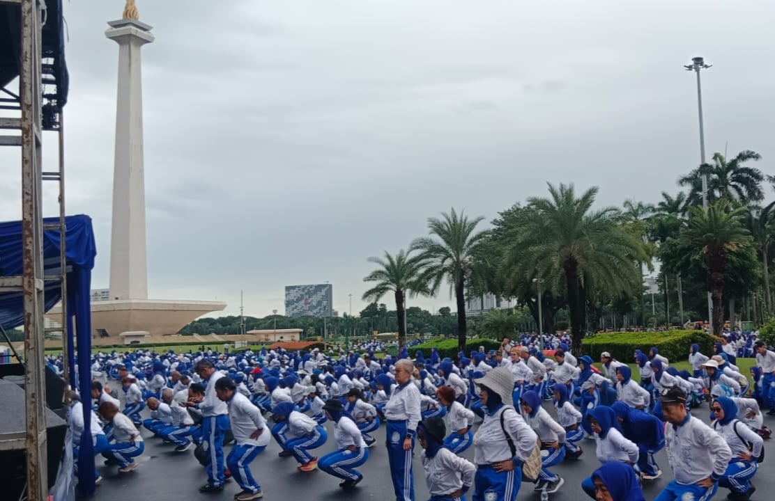 Ribuan peserta mengikuti terapi kesehatan di Monas, Jakarta.