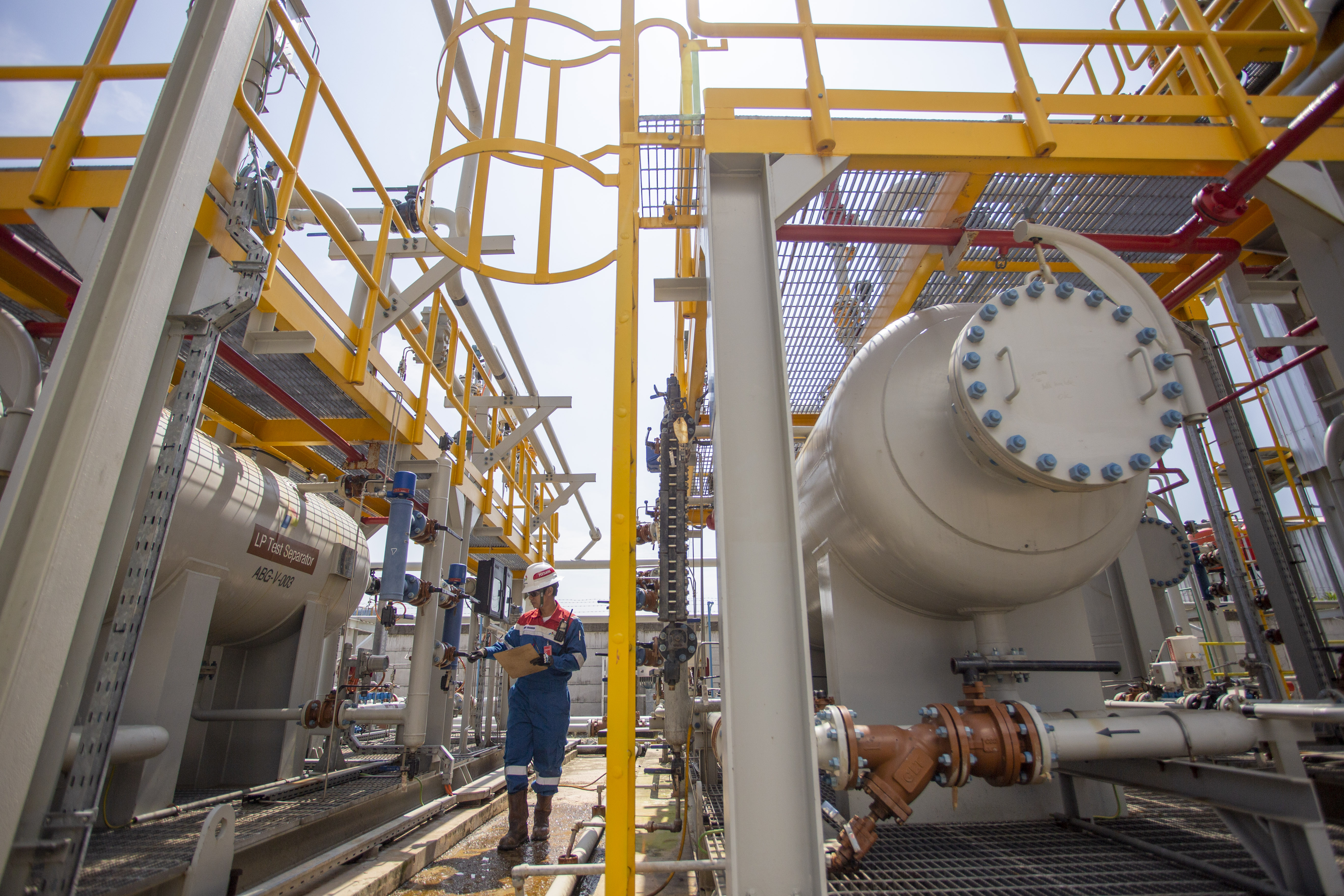 : Petugas melakukan pengecekan parameter separator produksi di Stasiun Pengumpul ABG Pertamina EP Jatibarang Field di Indramayu, Jawa Barat.