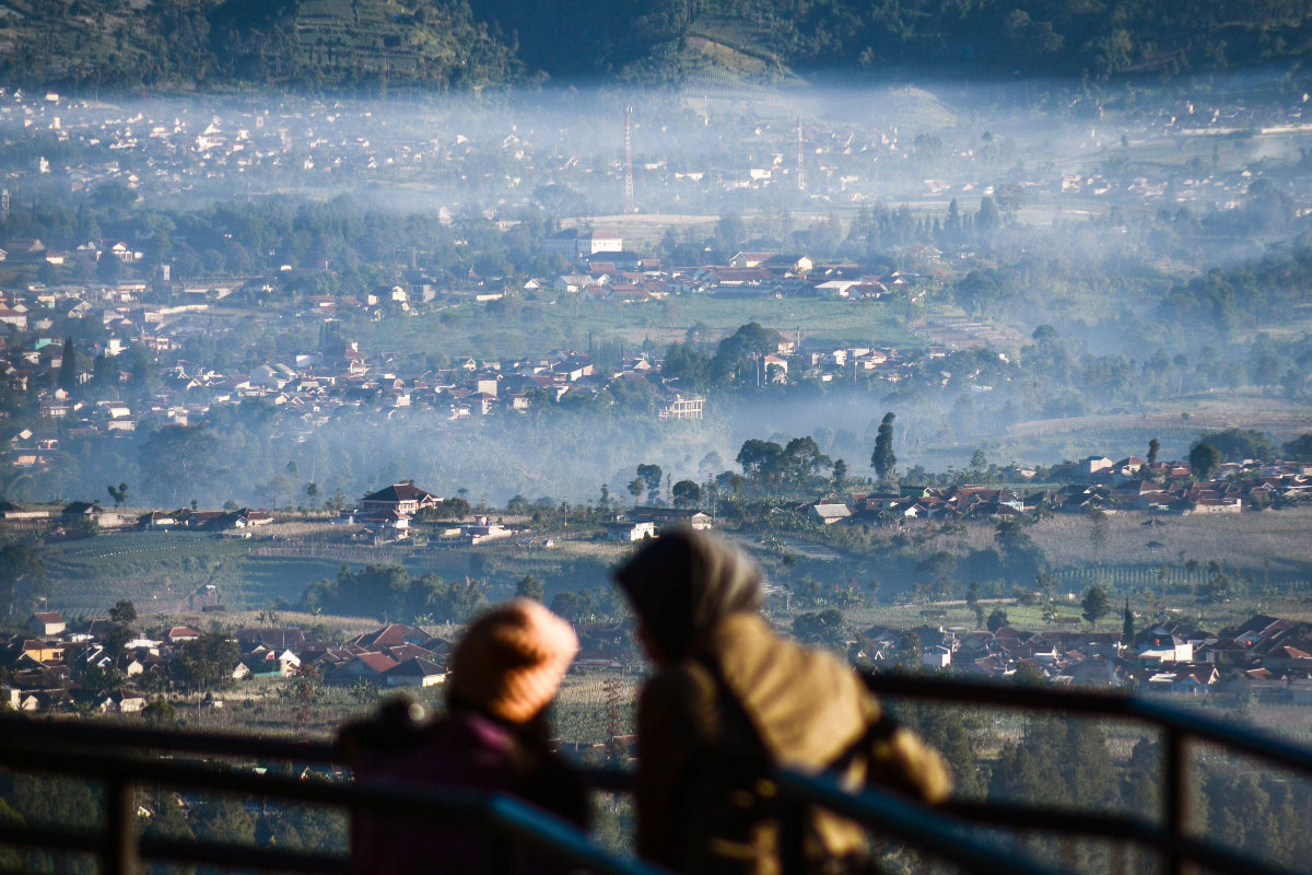 Warga melihat ke arah pedesaan yang tertutup kabut di Lembang, Kabupaten Bandung Barat, Jawa Barat,