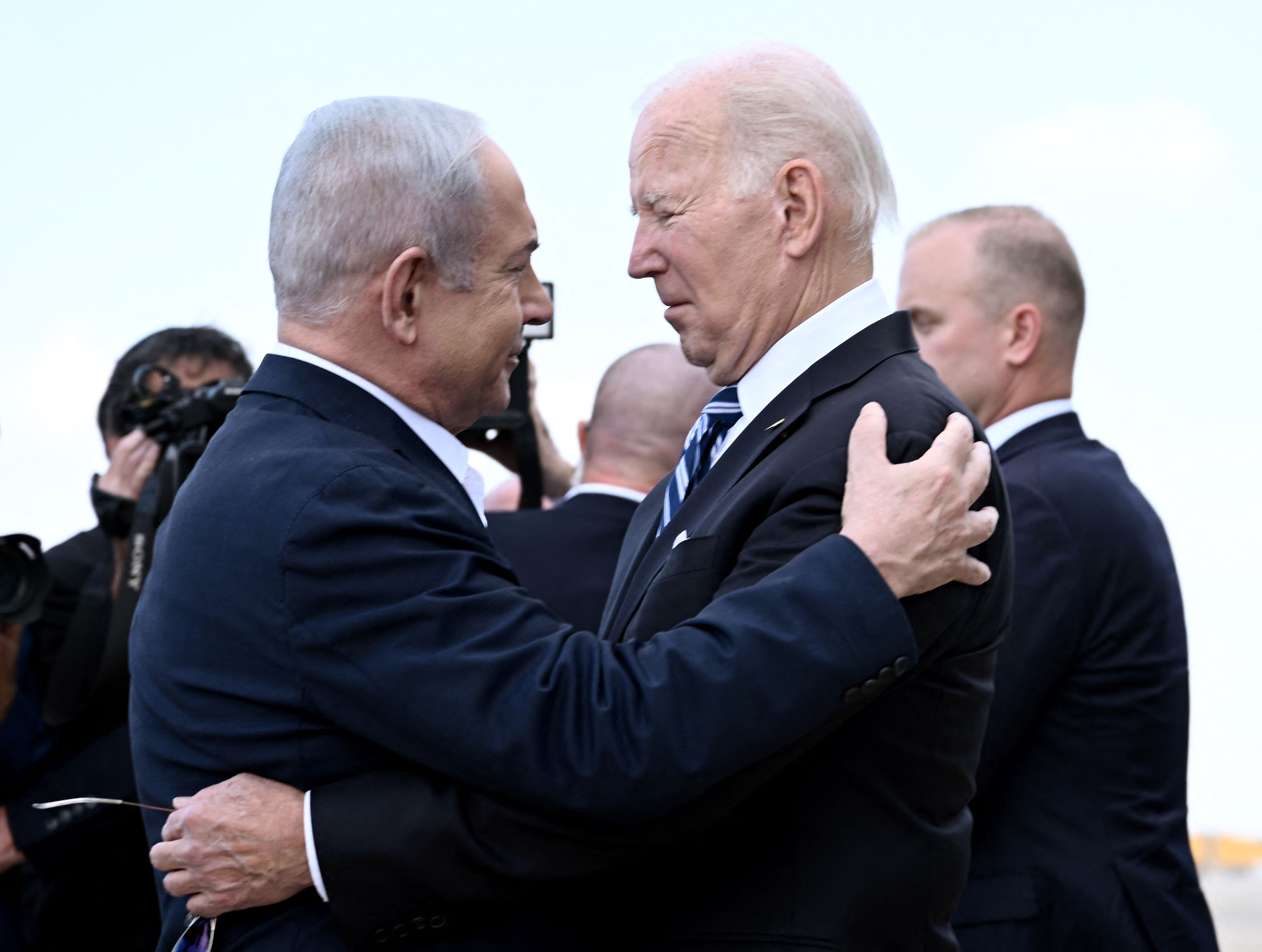 Perdana Menteri Israel bersalaman dengan Presiden Amerika Serikat Joe Biden