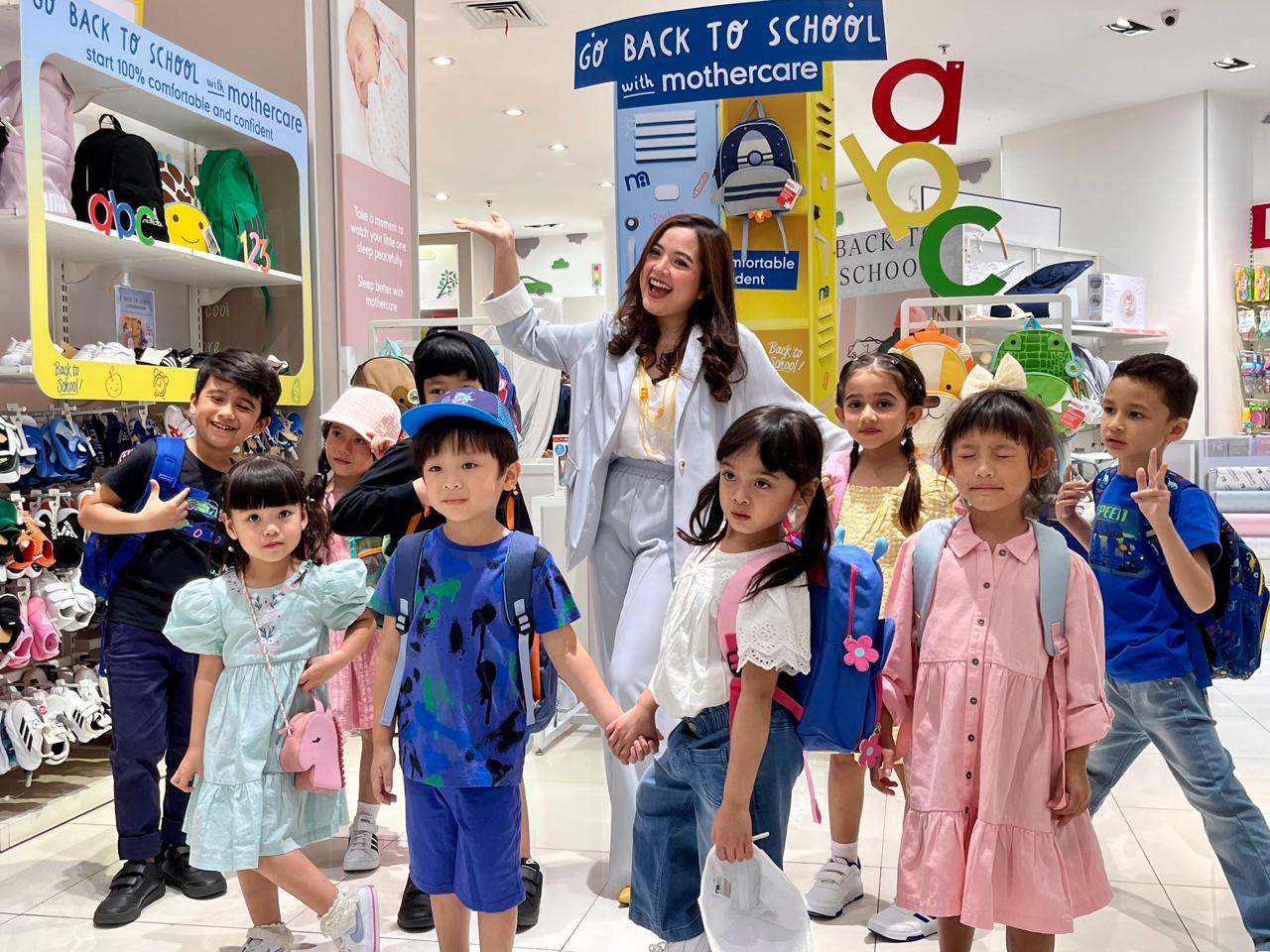 Tasya Kamila bersama anak-anak yang tampil pada Fashion Show Back to School di Jakarta. 