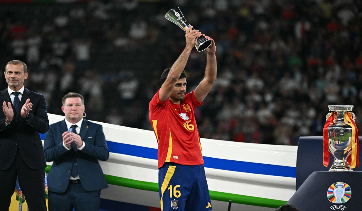 Gelandang timnas Spanyol Rodri mengangkat trofi pemain terbaik Euro 2024