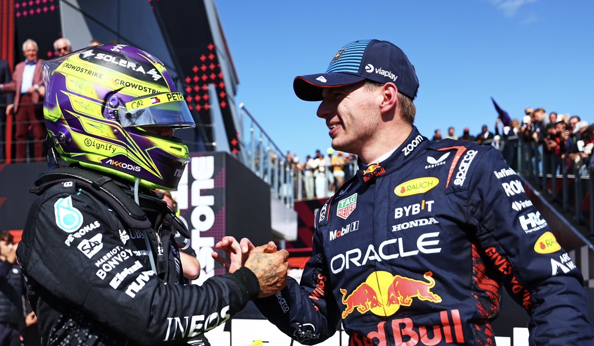 Pembalap Red Bull Max Verstappen (kanan) memberikan selamat kepada Lewis Hamilton yang menjadi juara GP Inggris.