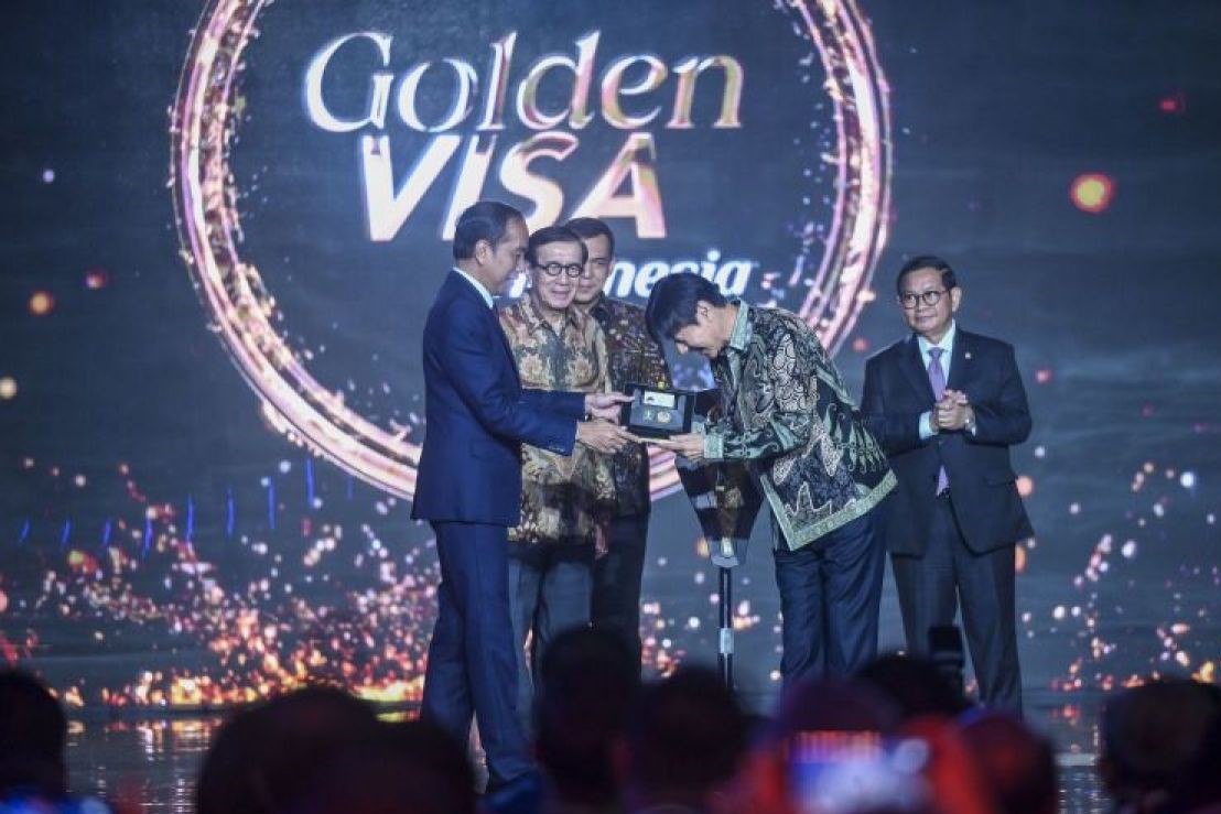 Presiden memberikan Golden Visa kepada pelatih Timnas Indonesia Shin Tae-yong.