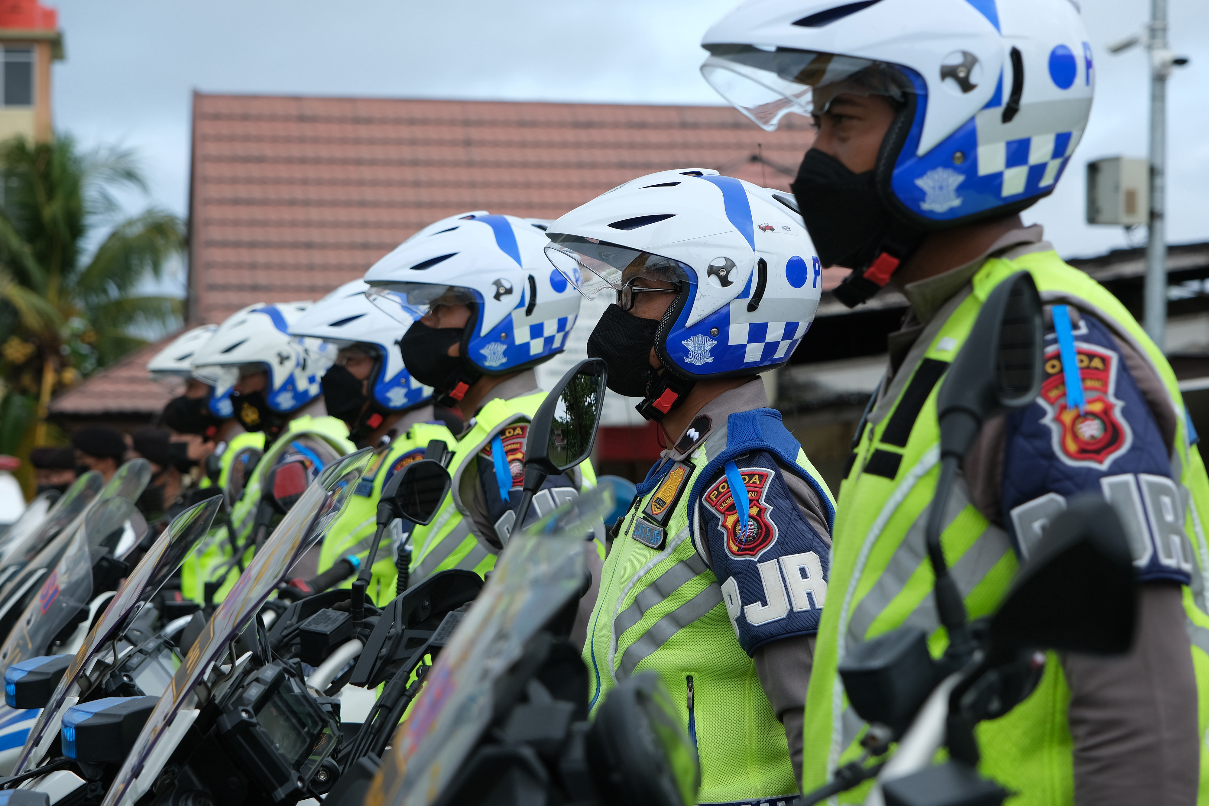 Sejumlah anggota polisi lalu lintas mengikuti apel menjelang pelaksanaan operasi
