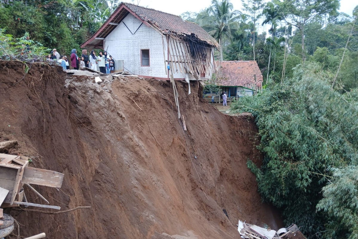 Pergerakan tanah terjadi di Dusun Cikadongdong, Desa Neglasari,Kecamatan Salawu, Kabupaten Tasikmalaya. Kejadian tersebut, menyebabkan 8ruma
