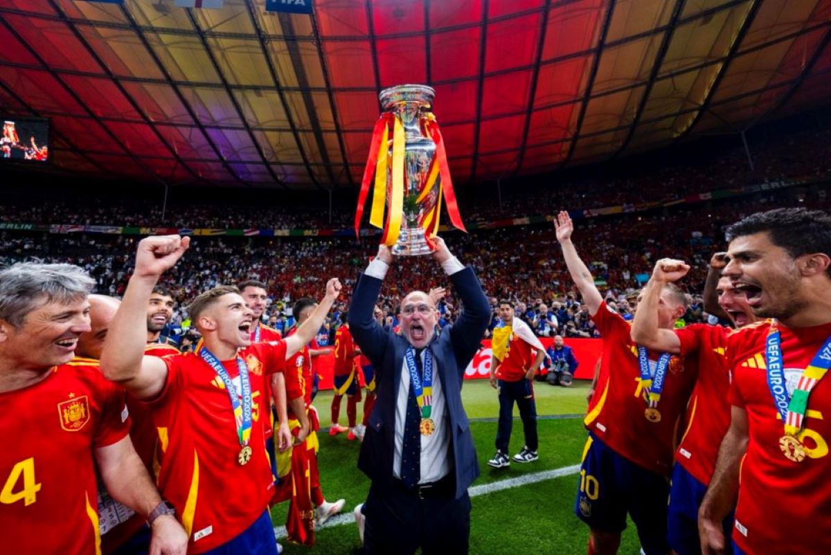 Pelatih Timnas Spanyol Luis De La Fuente mengangkat trofi juara Euro 2024.
