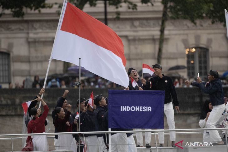 Elegannya Defile Tim Indonesia di Olimpiade Menyusuri Bangunan Bersejarah Paris