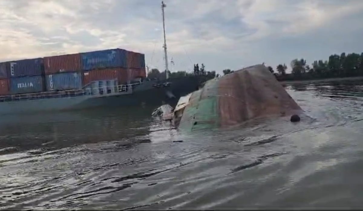 Kapal Pengangkut Ribuan Ton Pupuk Terbalik di Pangkalpinang.