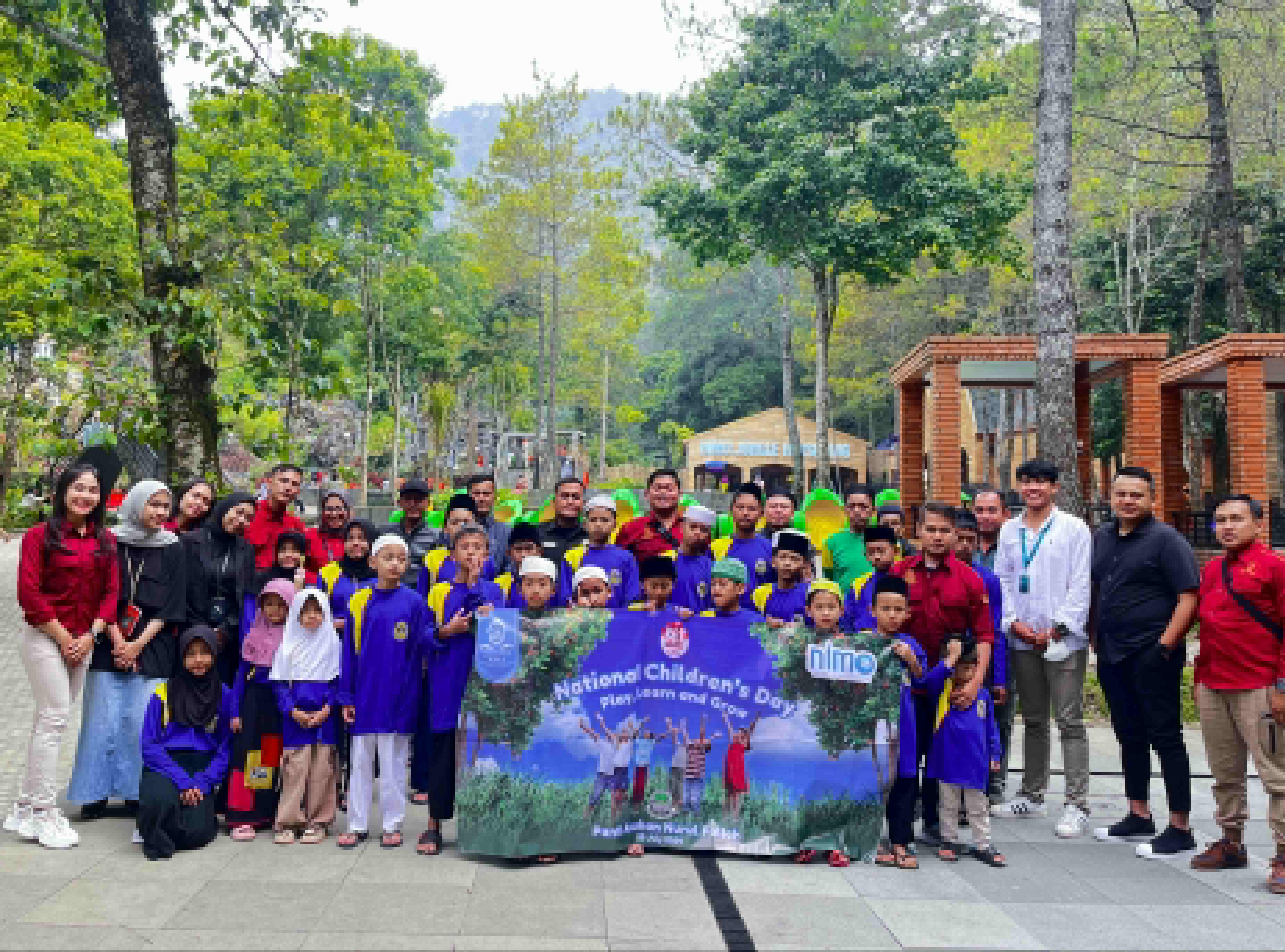 Sejumlah anak panti asuhan belajar dan berwisata bersama Sutan Raja Hotel dan  Nimo Jungle Hotspring Ciwidey.