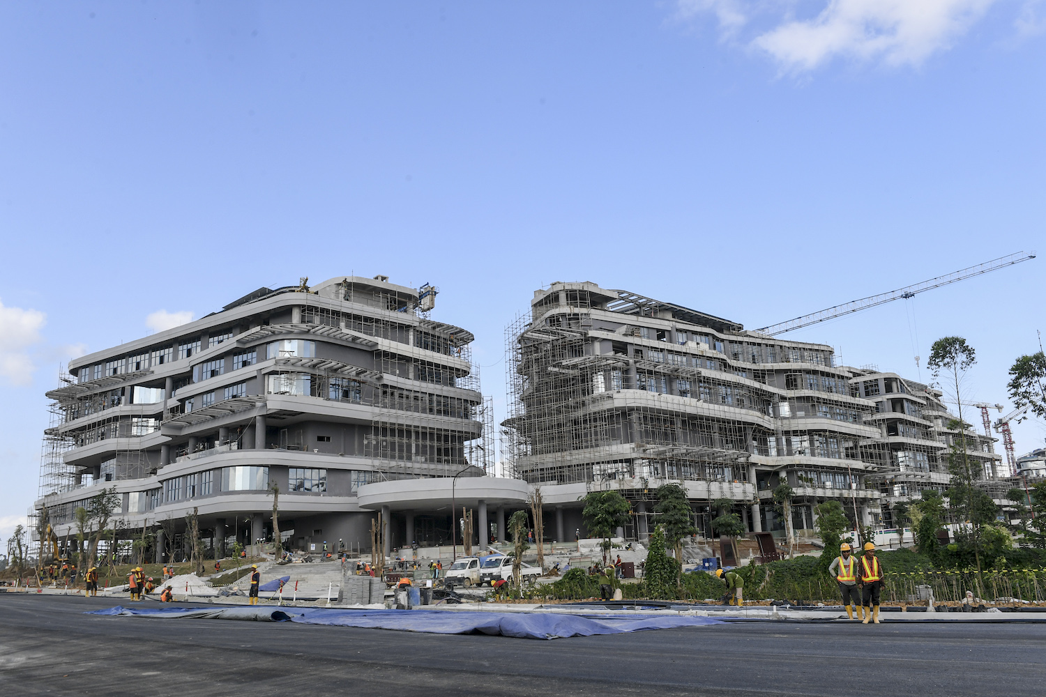 Pekerja menyelesaikan pembangunan gedung kantor kementerian koordinator di IKN, Penajam Paser Utara, Kalimantan Timur, Sabtu (27/7/2024).