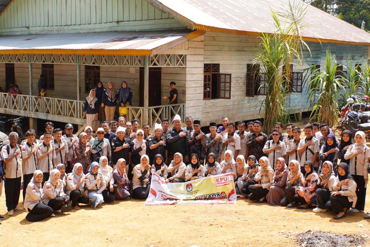 Komisi Pemilihan Umum (KPU) Riau menggandeng komunitas adat terpencil Suku Talang Mamak untuk mengadakan sosialisasi dan pendidikan.