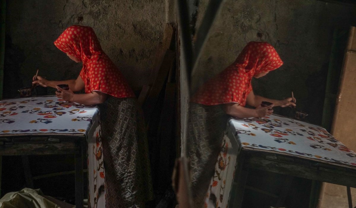 Perajin memproduksi batik di Pekalongan, Jawa Tengah.